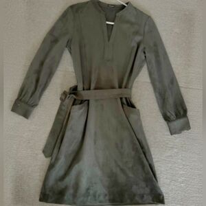 Elegant Green Long-Sleeve Dress